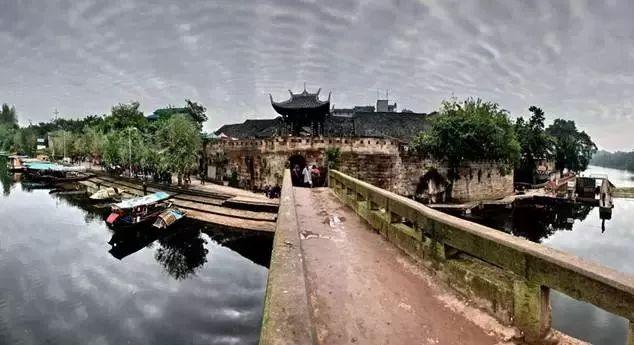 梦见 三个傻瓜想占有我，我拼命的叫，终于有个好心大姐，去叫他们的家人把三个傻瓜带走我得救。